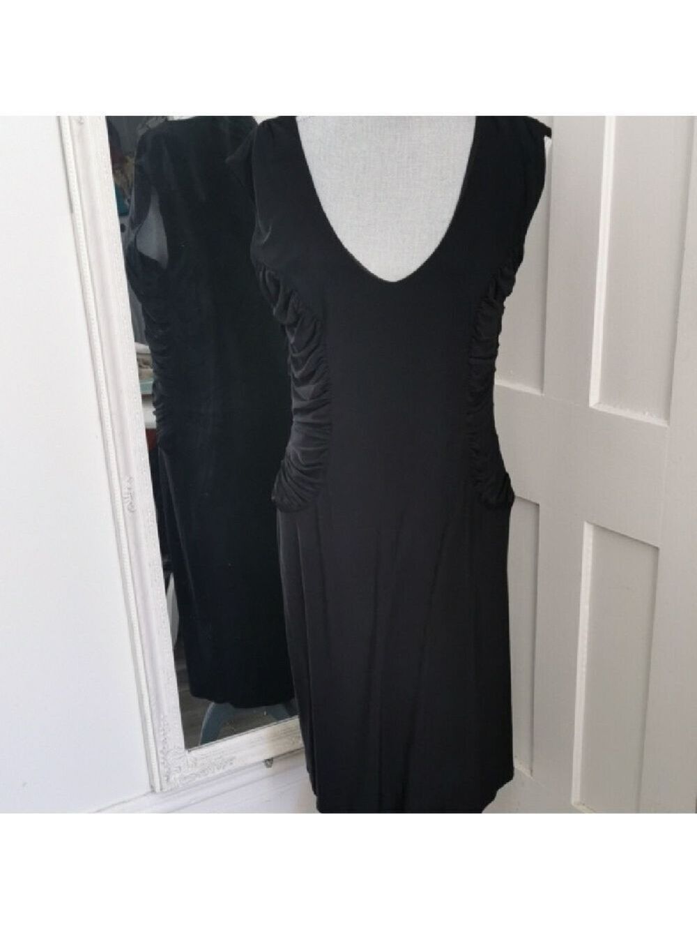 EVAN-PICONE Black Sleeveless Vneckline Sheath Dress With Side Ruching. Size 14